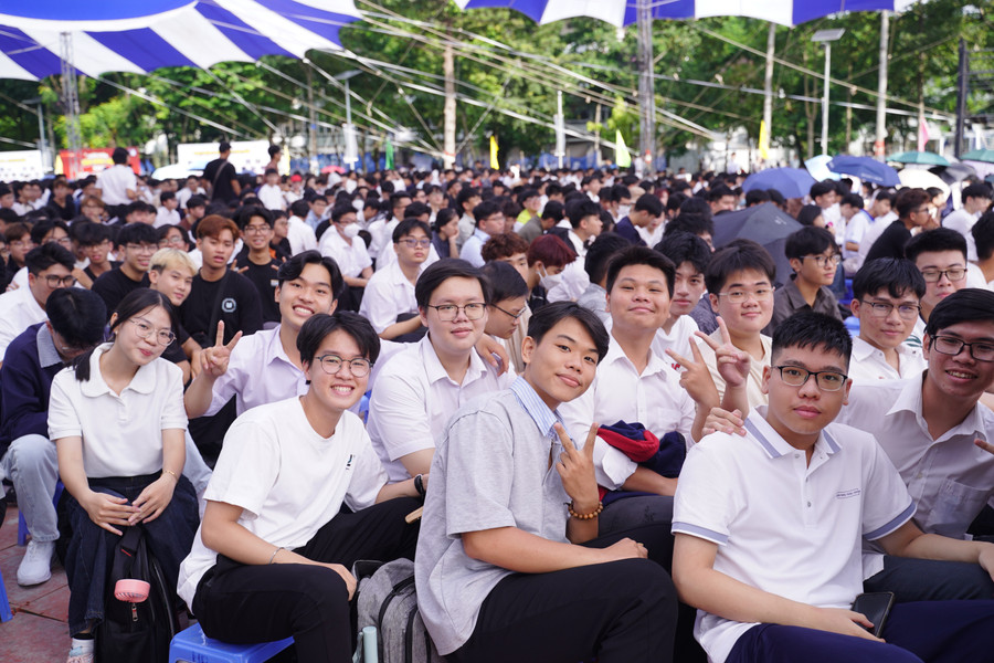 Tân sinh viên phấn khởi tham dự lễ khai giảng năm học mới. Ảnh: HCMUT