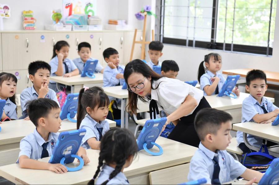 Một lớp học thông minh của Trường Tiểu học đô thị Sài Đồng (Phúc Lợi, Hà Nội). Ảnh: NVCC