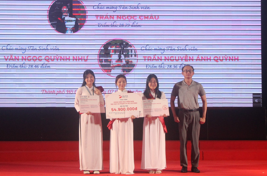 Đại diện DOL English trao học bổng cho Thủ khoa, Á khoa. tan-sinh-vien-2.jpg