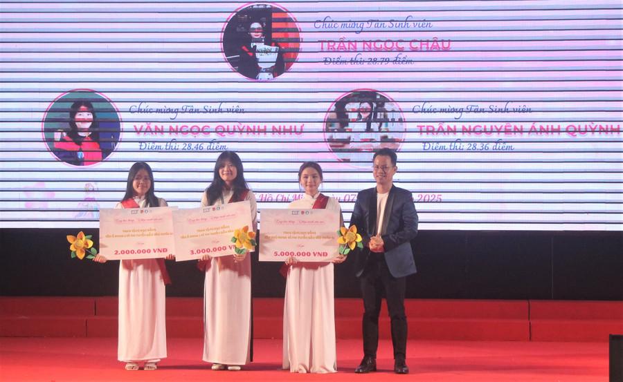 TS Bùi Hồng Quân trao học bổng cho Thủ khoa, Á khoa.