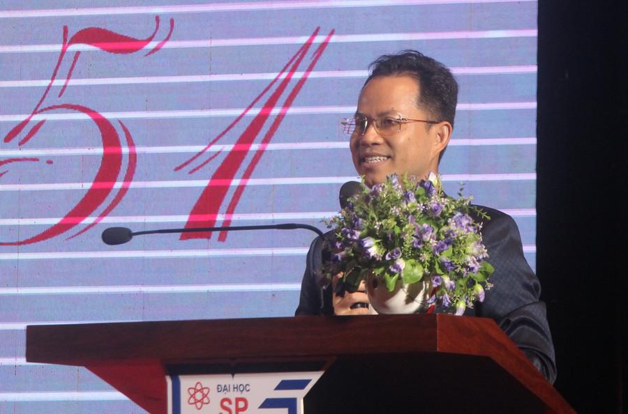 Tiến sĩ Bùi Hồng Quân phát biểu tại buổi lễ. tan-sinh-vien.jpg