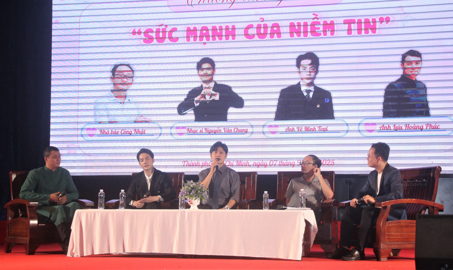 Khách mời chia sẻ tại buổi giao lưu. tan-sinh-vien-4.jpg