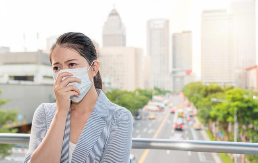Ở trong môi trường ô nhiễm không khí, bụi bẩn, hóa chất,... trong thời gian dài sẽ kích thích đường hô hấp, gây ra ho khan. (Ảnh: ITN)