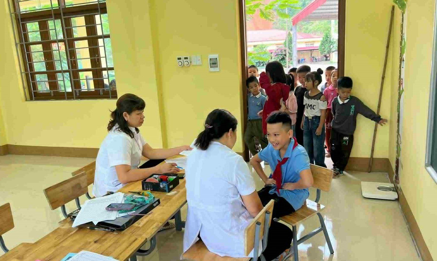 Học sinh Trường Tiểu học Hoàng Văn Thụ, xã Bình Gia (Lạng Sơn) duy trì khám sức khoẻ định kỳ.