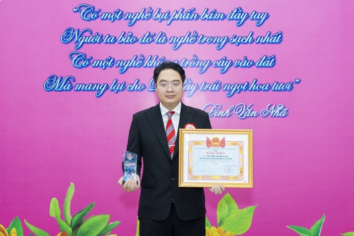 ThS Nguyễn Thanh Tùng được vinh danh tại Lễ trao danh hiệu “Nhà giáo trẻ tiêu biểu TPHCM”, năm 2024. Ảnh: NVCC thay-giao-tre-thap-lua-dam-me-khoa-hoc-2.jpg