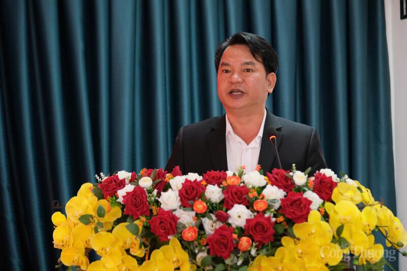 Ông Nguyễn Nhân Bản, Chánh Văn phòng UBND tỉnh Lâm Đồng thông tin tại Hội nghị. Ảnh: Lê Sơn.