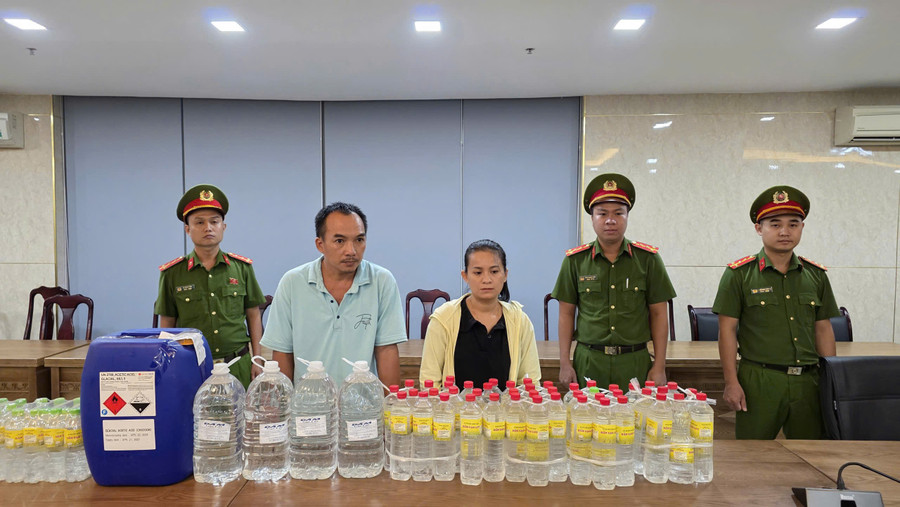 Công an tống đạt quyết định khởi tố vụ án hình sự, khởi tố bị can, bắt tạm giam đối với Kiều Văn Thanh và áp dụng biện pháp cấm đi khỏi nơi cư trú đối với Bùi Song Hậu.