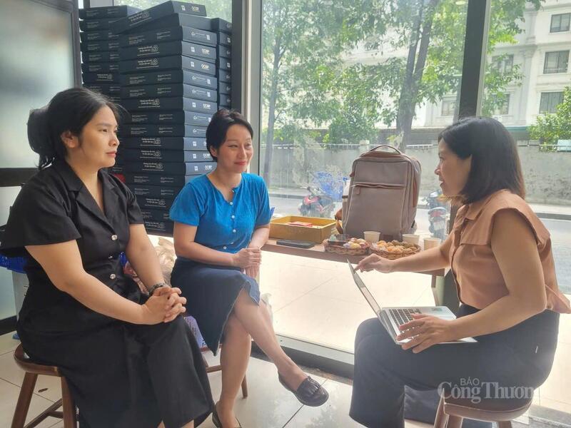 Bà  Trịnh Hồng Giang (ngồi giữa), Giám đốc Công ty Cổ phần Gia Trịnh Bakery làm việc cùng phóng viên Báo Công Thương. Ảnh: Văn Thi