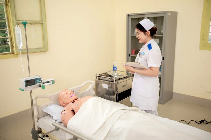 Sinh viên Trường Cao đẳng Y tế Huế học tập trong môi trường chuyên nghiệp với mức học phí thấp.