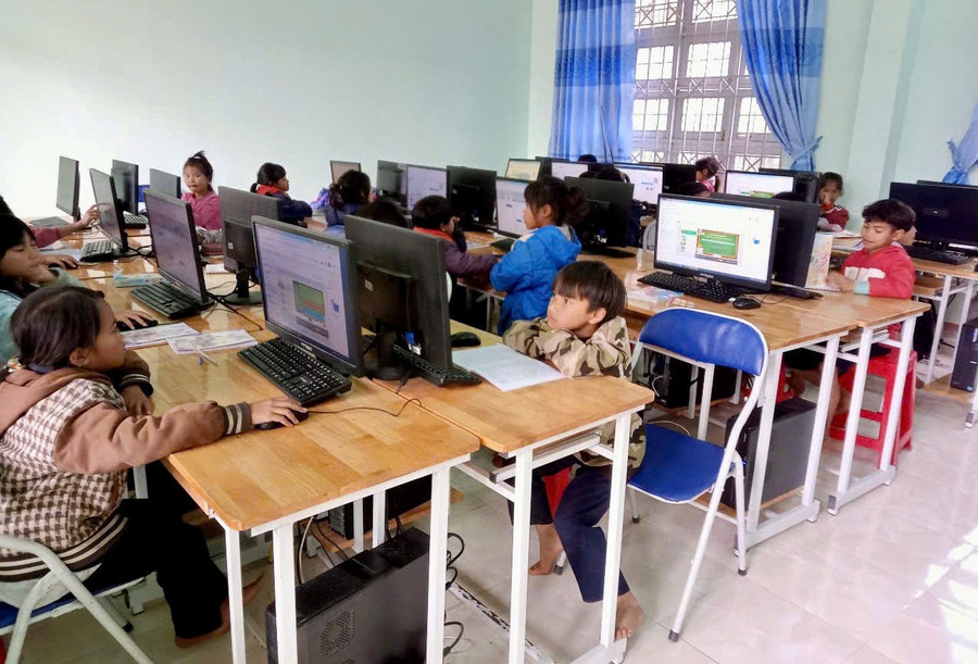 Phòng Tin học ở Trường Phổ thông dân tộc bán trú Tiểu học Măng Cành. Ảnh: Dung Nguyễn phong-hoc-bo-mon-3.jpg