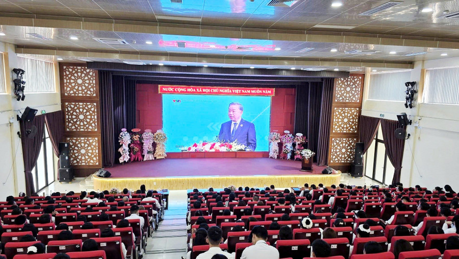 Tân sinh viên Trường Cao đẳng Y tế Huế dự Khai giảng năm học mới 2025-2026. z7024905505108-1ad95b932b6e6f92fcbeed96685ead2e.jpg