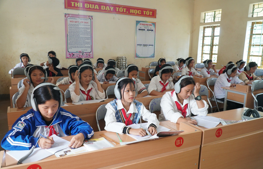 Học sinh tại phòng học tiếng Anh của Trường Phổ thông DTBT Tiểu học và THCS Nậm Càn (Na Ngoi, Nghệ An). Ảnh: Hồ Lài phong-hoc-bo-mon-1.jpg