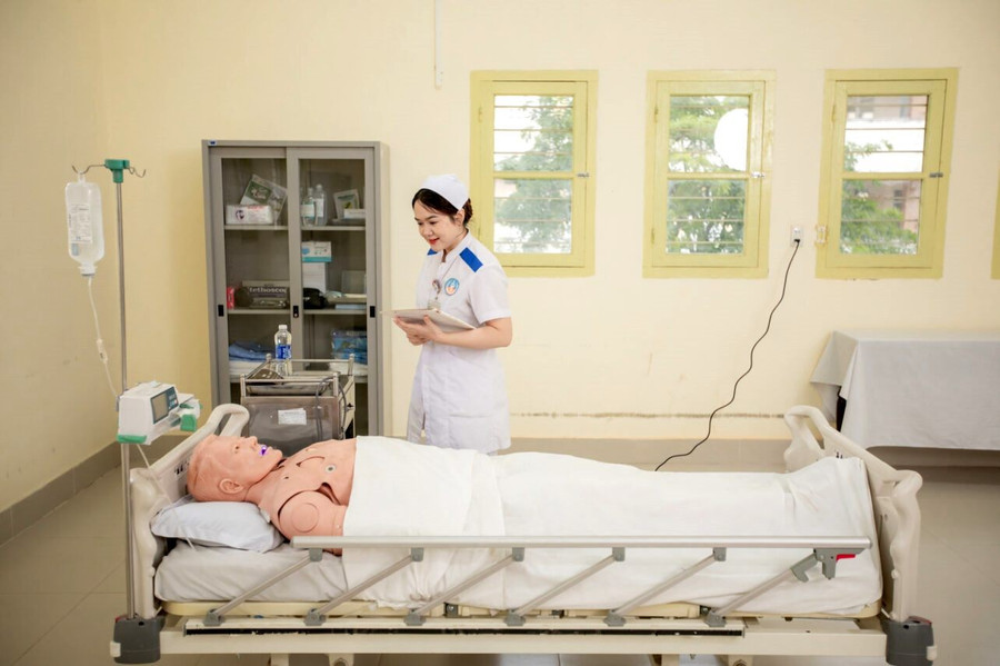 Sinh viên Ngành Điều dưỡng, Trường Cao đẳng Y tế Huế thực hành với mô hình tự động và bán tự động. anh-4.jpg