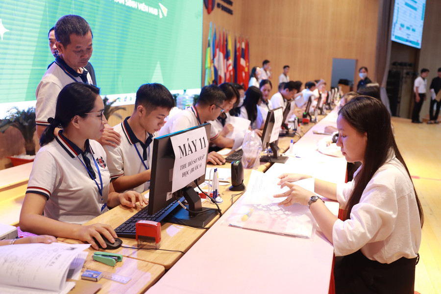 Trường Đại học Ngân hàng TPHCM đón tân sinh viên năm 2025. Ảnh: HUB
