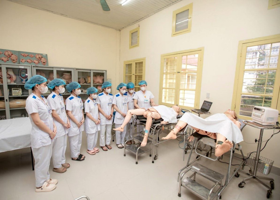 Sinh viên Ngành Hộ sinh, Trường Cao đẳng Y tế Huế thực hành với mô hình cảm biến tự động. anh-3.jpg