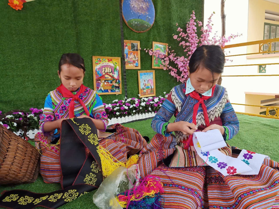 Học sinh Trường Tiểu học số 1 Sín Chéng thêu trang phục truyền thống. thuy-3.jpg