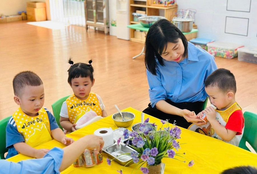 Trẻ ăn bán trú tại Trường Mầm non Ngô Thì Nhậm (Hà Đông, Hà Nội). Ảnh: Đình Tuệ