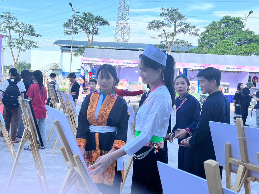 Sinh viên Đại học Thái Nguyên tham gia triển lãm. img-2168.jpg