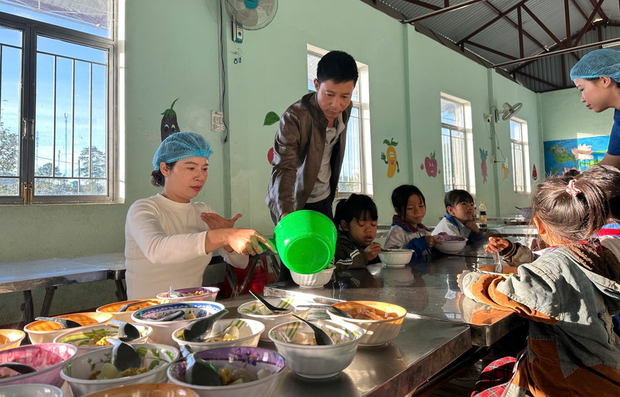 Mỗi cán bộ, giáo viên góp chút sức để lo bữa sáng cho trò nghèo. bua-sang-giu-chan-hoc-tro-ngheo-2.jpg