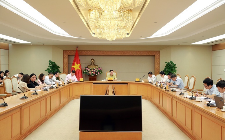 Phó Thủ tướng Trần Hồng Hà chủ trì cuộc họp nghe báo cáo dự thảo Nghị định hướng dẫn chính sách đất đai và môi trường trong Trung tâm tài chính quốc tế tại Việt Nam. Ảnh: VGP/Minh Khôi