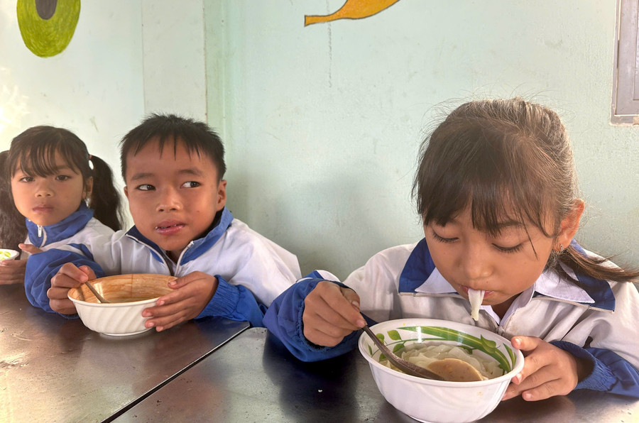 Học sinh vui, no bụng với bữa sáng đủ đầy dưỡng chất.