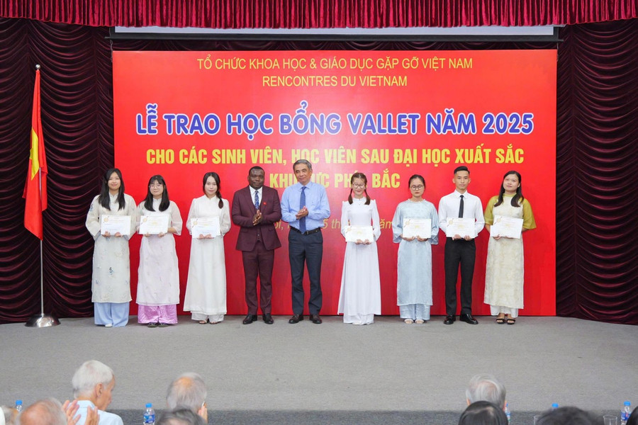 Sinh viên Đại học Thái Nguyên nhận học bổng Vallet.