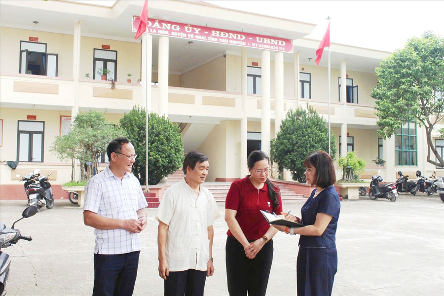 ong-trinh-manh-hung-sinh-nam-1954-dung-thu-2-tu-trai-sang-la-nguoi-co-uy-tin-xom-cay-bong-xa-la-hien.jpg