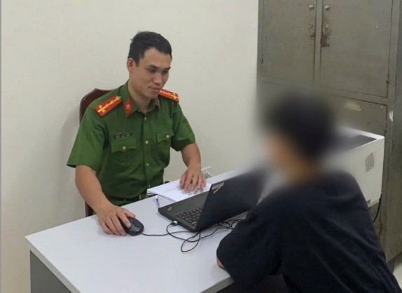Nam sinh viên trình bày tại cơ quan công an.