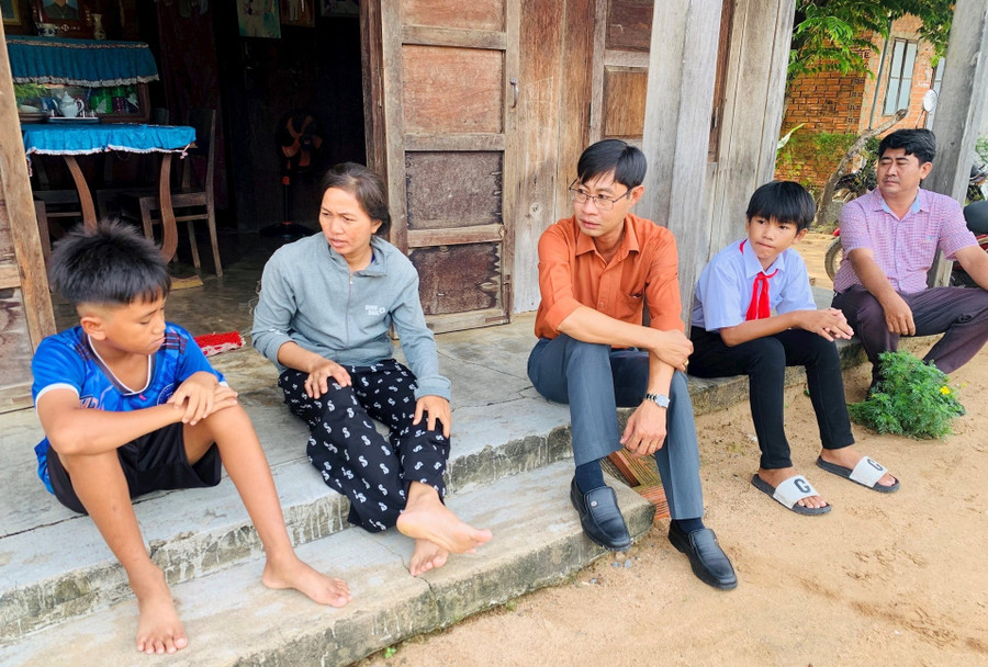 Phụ huynh và học sinh lắng nghe thầy, cô giáo vận động đến lớp.