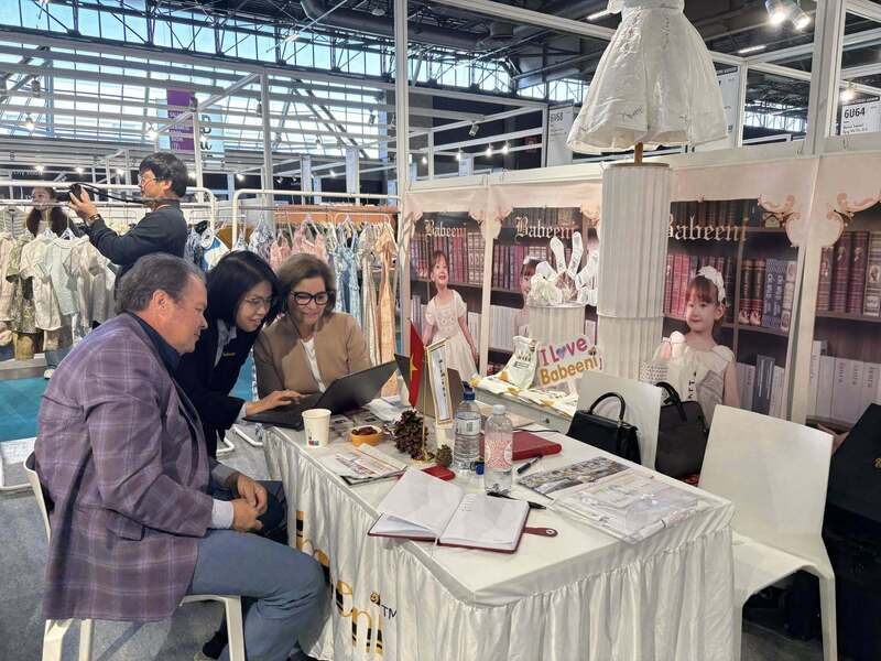 Doanh nghiệp dệt may Việt Nam thích ứng tốt với yêu cầu mới của thị trường châu Âu, đặc biệt trong việc phát triển các sản phẩm thân thiện với môi trường