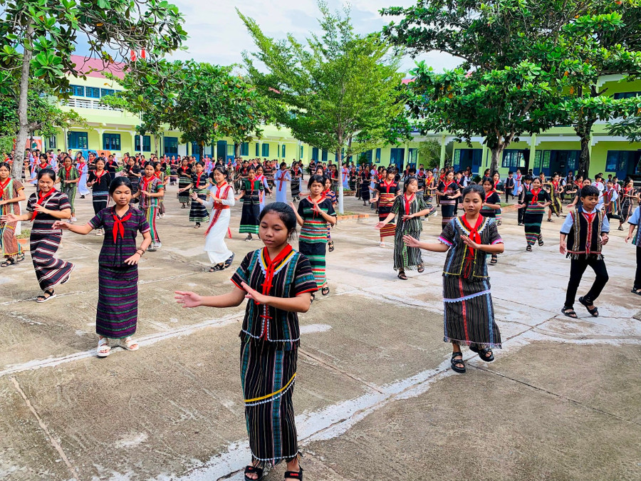 Học sinh Trường Phổ thông Dân tộc nội trú Hàm Thuận (Lâm Đồng) trong giờ sinh hoạt tập thể. (Ảnh QT)