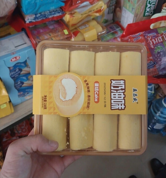 Phát hiện gần 1.000 sản phẩm thực phẩm như bánh kẹo, sữa chua... không có hóa đơn chứng từ. Ảnh: Chi cục QLTT Đà Nẵng