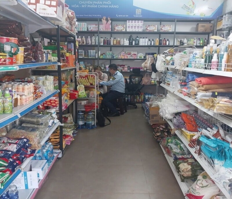 Lực lượng QLTT Đà Nẵng kiểm tra các cơ cở kinh doanh hàng hóa trên địa bàn. Ảnh: Chi cục QLTT Đà Nẵng
