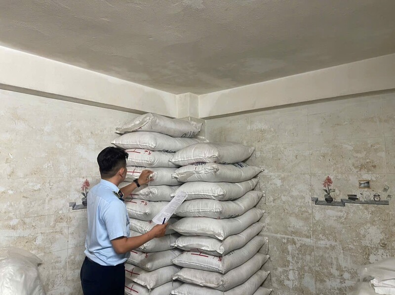 Phát hiện gần 1 tấn đường bao bì thể hiện xuất xứ Thái Lan nhưng không có hóa đơn chứng từ chứng minh tính hợp pháp của hàng hóa. Ảnh: Chi cục QLTT Đà Nẵng