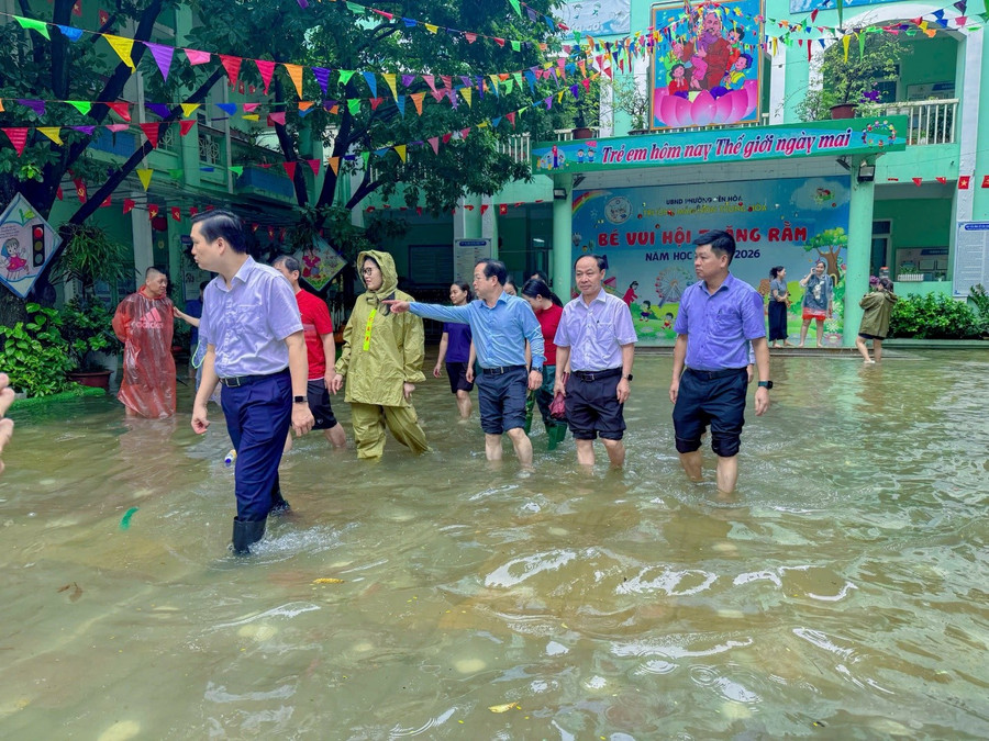 Giám đốc Sở GD&ĐT Hà Nội kiểm tra tình hình khắc phục mưa bão tại trường Mầm non Trung Hòa,