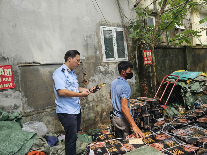 Toàn bộ số hàng hóa này do nước ngoài sản xuất, không có hóa đơn, chứng từ chứng minh nguồn gốc xuất xứ hợp pháp. Ảnh: Quản lý thị trường Hà Nội