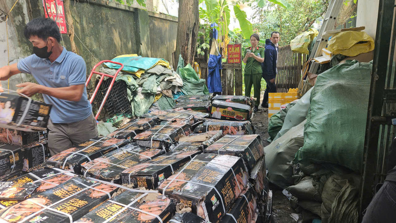 Tang vật vụ việc. Ảnh: Quản lý thị trường Hà Nội