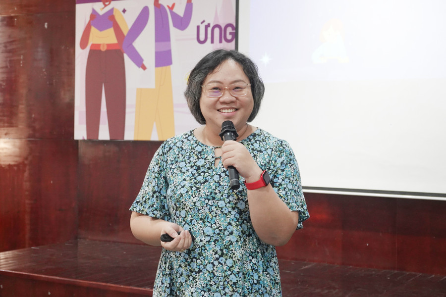 ThS Đỗ Hoàng Nga hướng dẫn học sinh các phương pháp học tiếng Anh và kỹ năng ứng dụng công nghệ AI trong học tập ngoại ngữ hiệu quả. Ảnh: Bùi Diễn. ths-nga-2.jpg