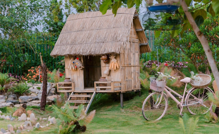 Mô phỏng nhà sàn trong Làng K’Ho Cil khiến du khách rất thích thú khám phá. Ảnh: KHC. 480702887-612578431530022-3239609501689937613-n-2045.jpg