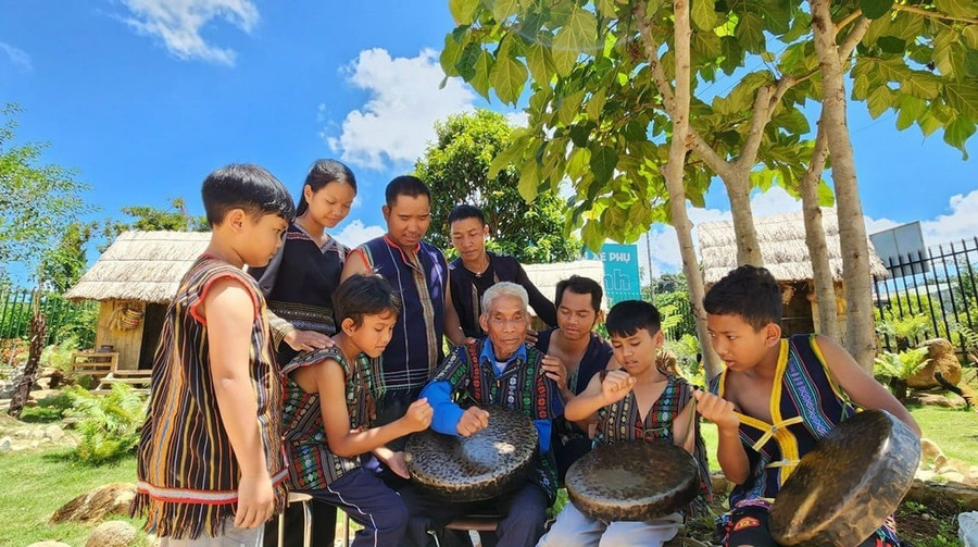 Các nghệ nhân người K'Ho tại khu du lịch cộng đồng Làng K’Ho Cil. Ảnh: KHC. 480447215-609373251850540-2259099306136207467-n-2043.jpg