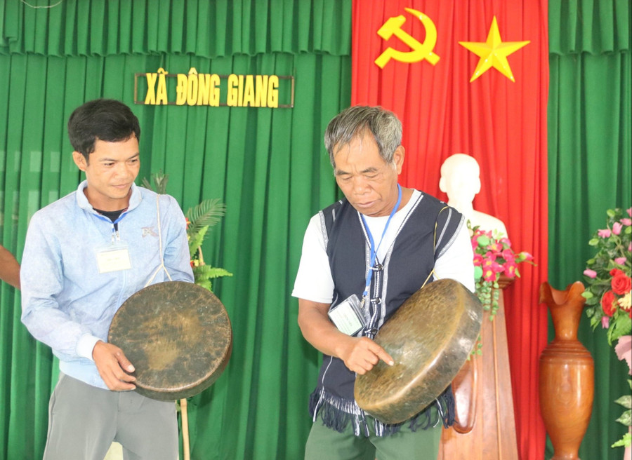 Nghệ nhân dạy cách đánh chiêng cho thanh niên. img-69621.jpg