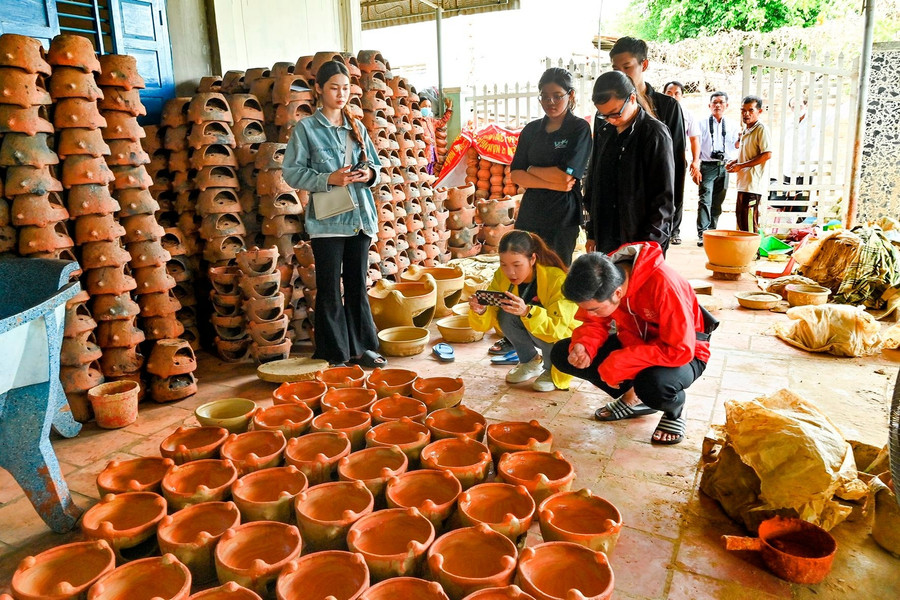 Tour tham quan làng Gốm Bình Đức thu hút nhiều du khách trẻ. dsc-3805.jpg
