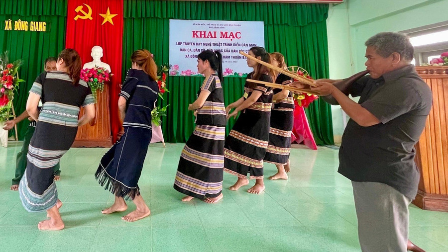 Các nghệ nhân truyền dạy nghệ thuật dân gian cho lớp trẻ người K’Ho.