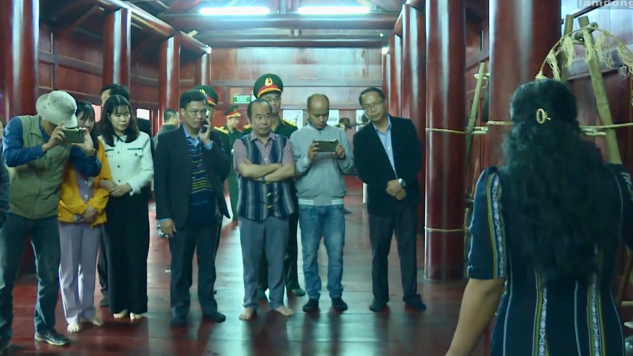 Du khách thích thú ghi lại hình ảnh về không gian văn hóa K'Ho tại Lâm Đồng. z7130417943898-8f22d7206fec758af8871dcf695dbccc.jpg