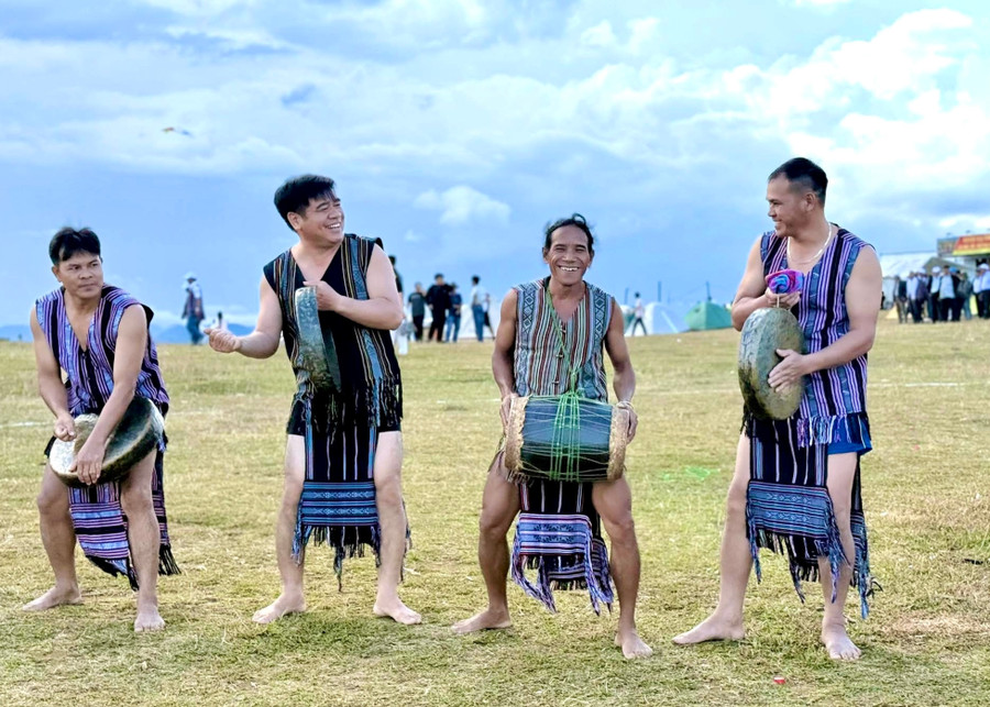 Người H'Re ở thảo nguyên Bùi Hui đã gìn giữ nhiều truyền thống văn hóa đặc sắc. Ảnh: Q.Phú anh-2-5630.jpg