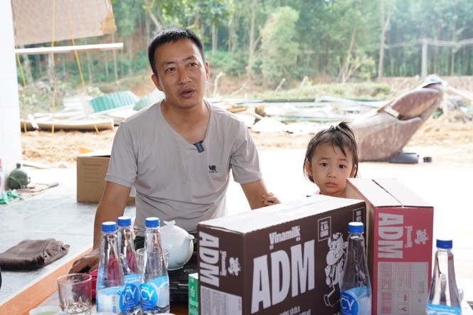 Anh Đoàn Khanh và con gái nhỏ trước ngôi nhà đã bị lũ cuốn trôi toàn bộ. Ảnh: Tịnh Không image018.jpg