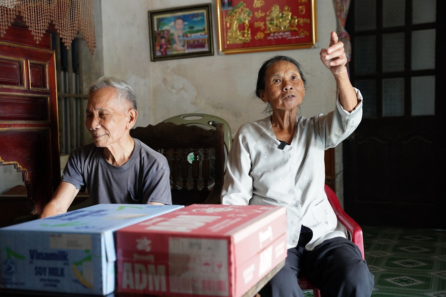 Ở Ninh Bình, bà Nguyễn Thị Lợi chỉ tay lên mái nhà vừa được lợp lại, nói: “Hôm đó gió lốc cuốn bay mái nhà, nước ào vào, cả nhà chỉ kịp chạy sang hàng xóm.” Ảnh: Tịnh Không image013.jpg