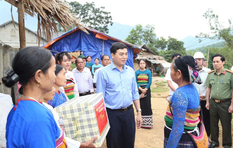 Chủ tịch UBND tỉnh Nguyễn Hoài Anh đến thăm hỏi, tặng quà và động viên các hộ dân thuộc diện tái định cư ở bản Muỗng. Ảnh: Lê Hợi