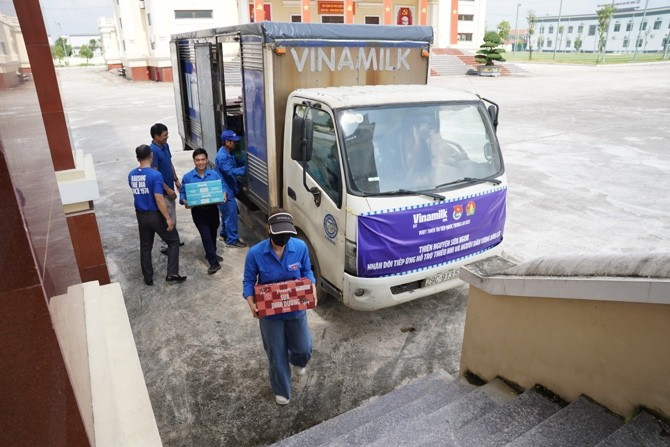 Đoàn Vinamilk gửi tặng những sản phẩm dinh dưỡng cho người dân tỉnh Ninh Bình, ghé thăm những gia đình chịu ảnh hưởng nặng nề sau bão lũ. Ảnh: Tịnh Không image012.jpg