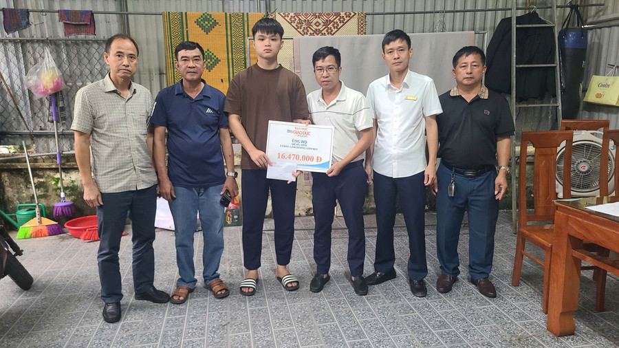 Báo GD&TĐ cùng chính quyền địa phương, Trường THPT Nguyễn Thị Minh Khai trao quà bạn đọc tới hoàn cảnh 2 anh em Lâm Dương và Lâm Huy. 7c0e73da6b00e65ebf11.jpg